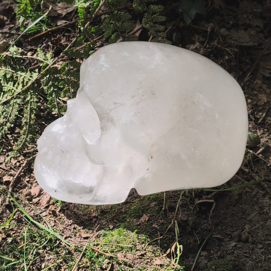 Kristallschädel "Dhanvantari" aus milchigem Quarz.