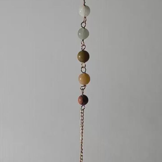 Energetisch aufgeladenes Kupfer Pendel mit einer Kette aus 7 Chakra Steinen