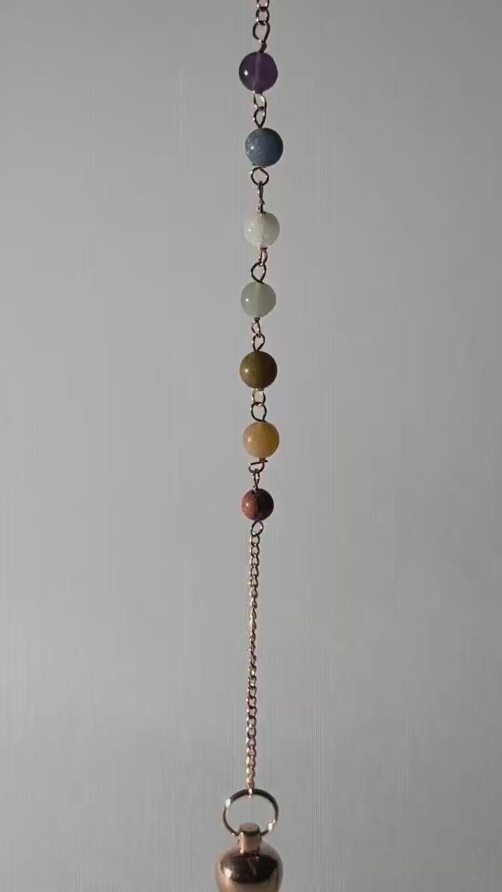 Energetisch aufgeladenes Kupfer Pendel mit einer Kette aus 7 Chakra Steinen