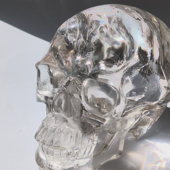 Ein monumentaler, 1450g schwerer Golden Healer Bergkristall-Schädel 'Der Lichtbringer' mit unzähligen leuchtenden Regenbogen-Einschlüssen.