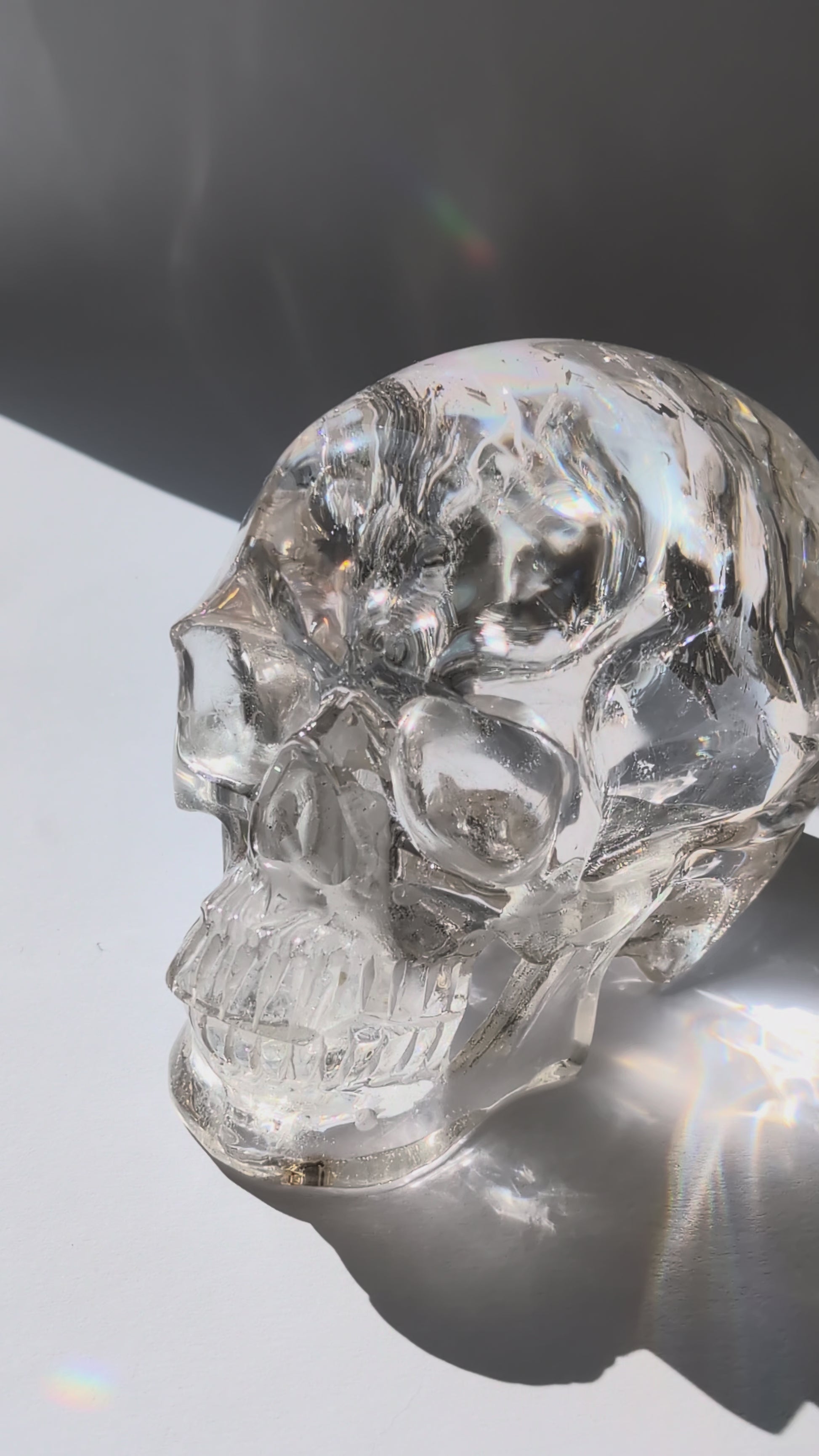Ein monumentaler, 1450g schwerer Golden Healer Bergkristall-Schädel 'Der Lichtbringer' mit unzähligen leuchtenden Regenbogen-Einschlüssen.