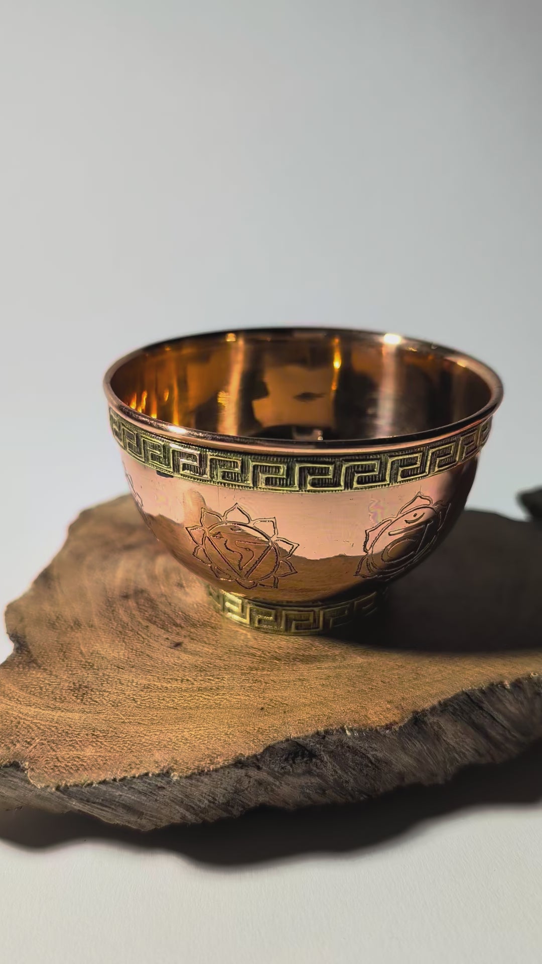 Räucherschale im Kupferfinish mit graviertem Chakra-Symbol