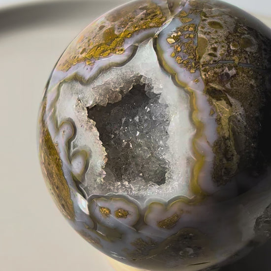 Große Drusenachat Kugel mit tiefer, glitzernder Kristall-Geode und goldgelber Musterung
