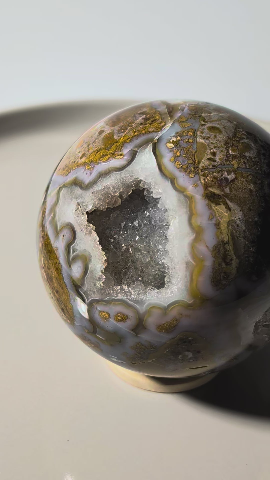 Große Drusenachat Kugel mit tiefer, glitzernder Kristall-Geode und goldgelber Musterung