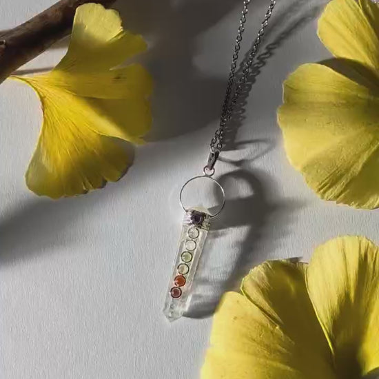 Energetisch aufgeladene Bergkristall Pendel-Kette mit 7 Chakra Steinen, 75cm lang, in einer Keramikschale