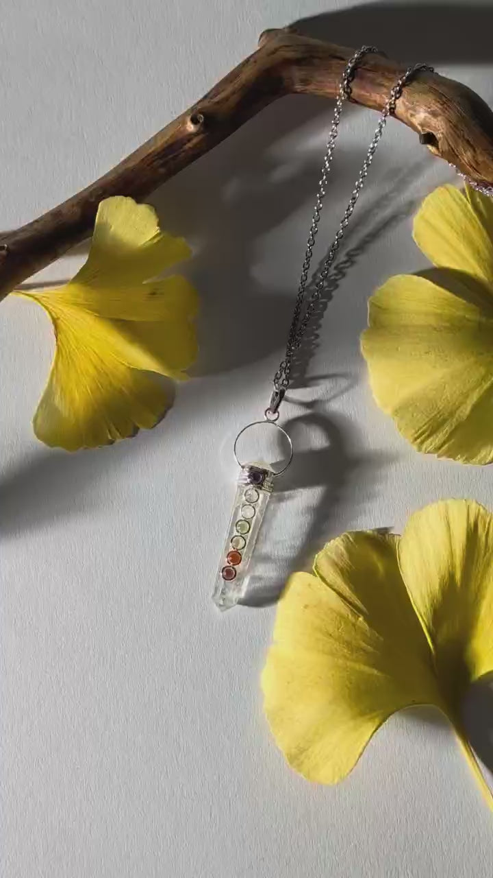Energetisch aufgeladene Bergkristall Pendel-Kette mit 7 Chakra Steinen, 75cm lang, in einer Keramikschale