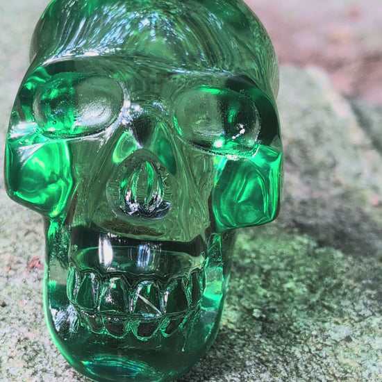 Kristallschädel "Meister der Natur" aus klarem, grünem Quarzglas.