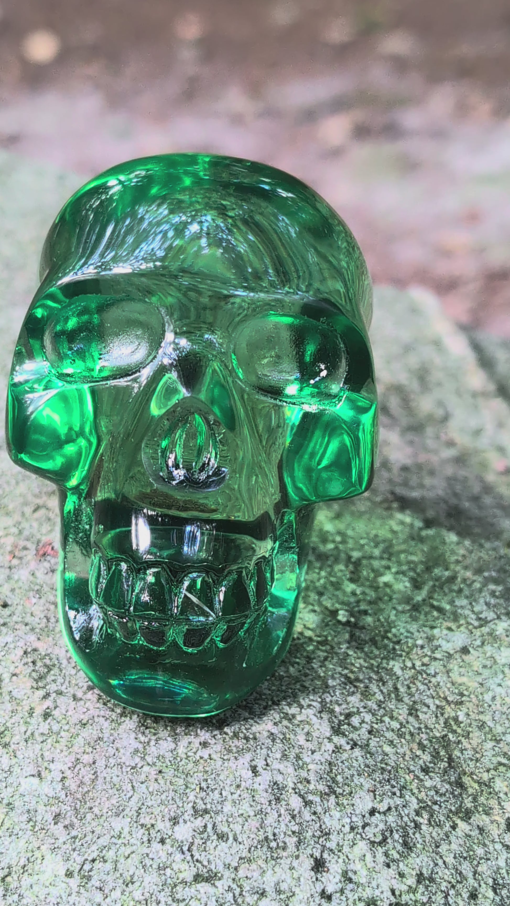 Kristallschädel "Meister der Natur" aus klarem, grünem Quarzglas.