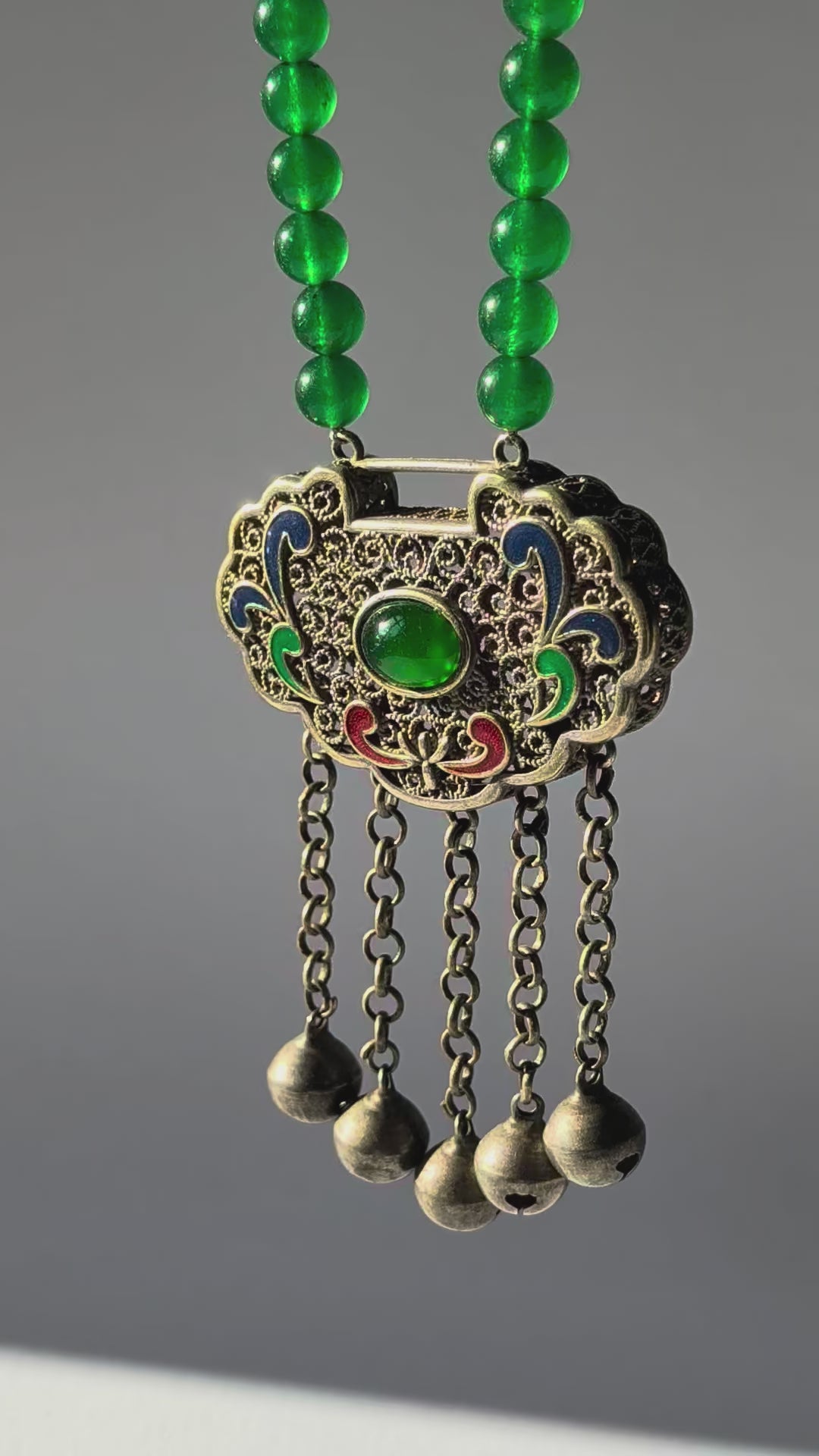Smaragd Halskette Ruyi Schloss Anhänger Qing Dynastie Klangschloss Glöckchen Temple of Desire