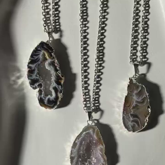 Einzigartige Achat Geode Kette (Unikat) an 60cm Kette, energetisch aufgeladen, in einer Keramikschale