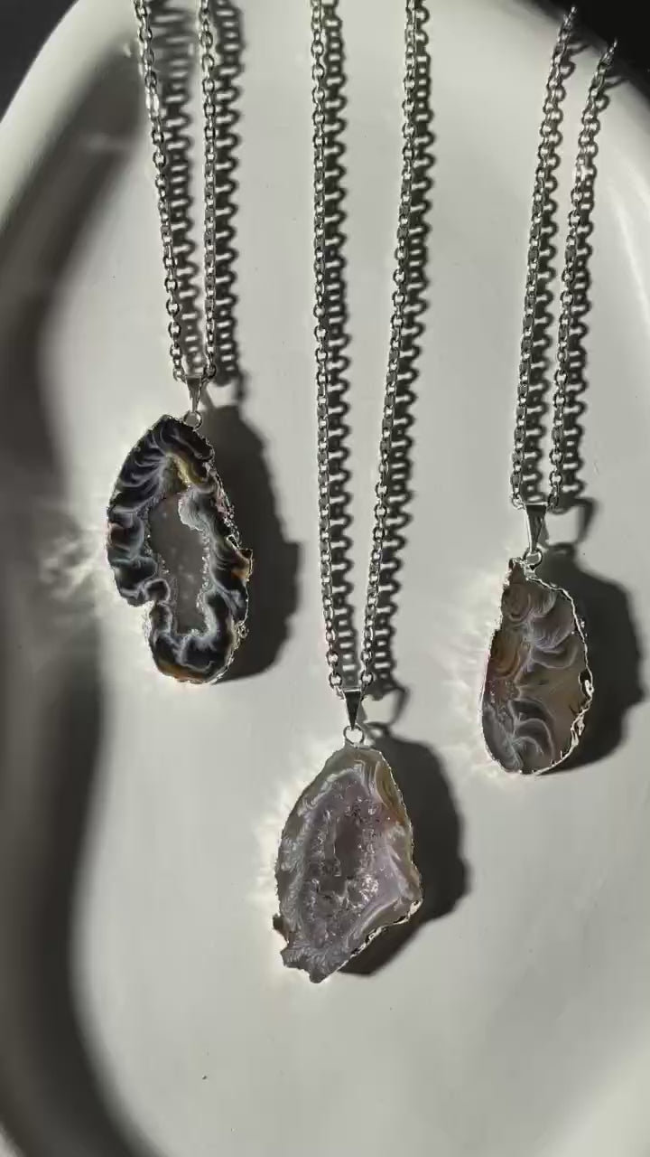 Einzigartige Achat Geode Kette (Unikat) an 60cm Kette, energetisch aufgeladen, in einer Keramikschale