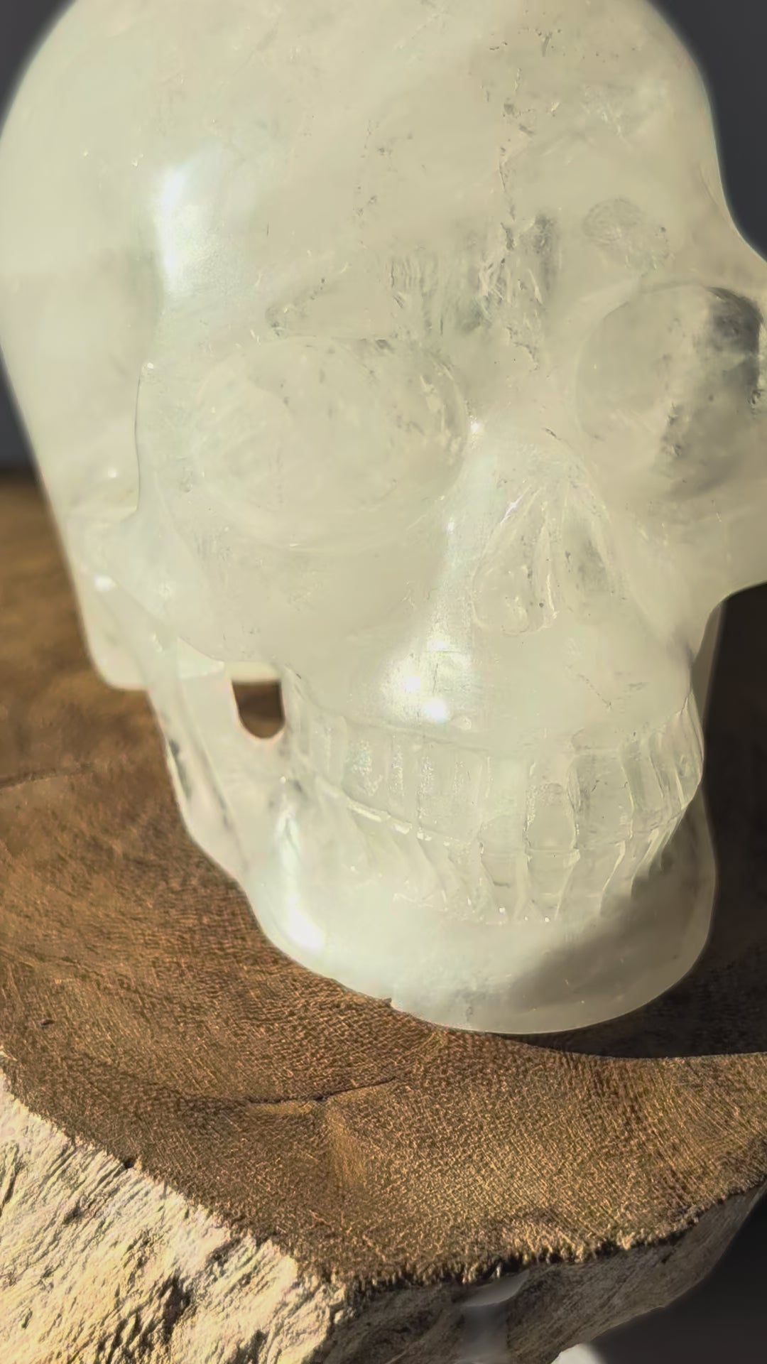 Transparenter großer Kristallschädel Flynn Bergkristall 645g