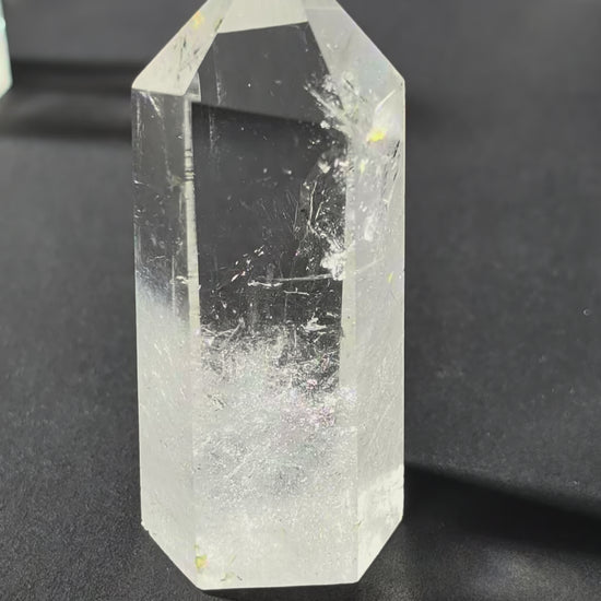 Gruppe von klaren Bergkristall Spitzen A+ Qualität, stehende Edelstein Obelisken aus Indien vor dunklem Hintergrund