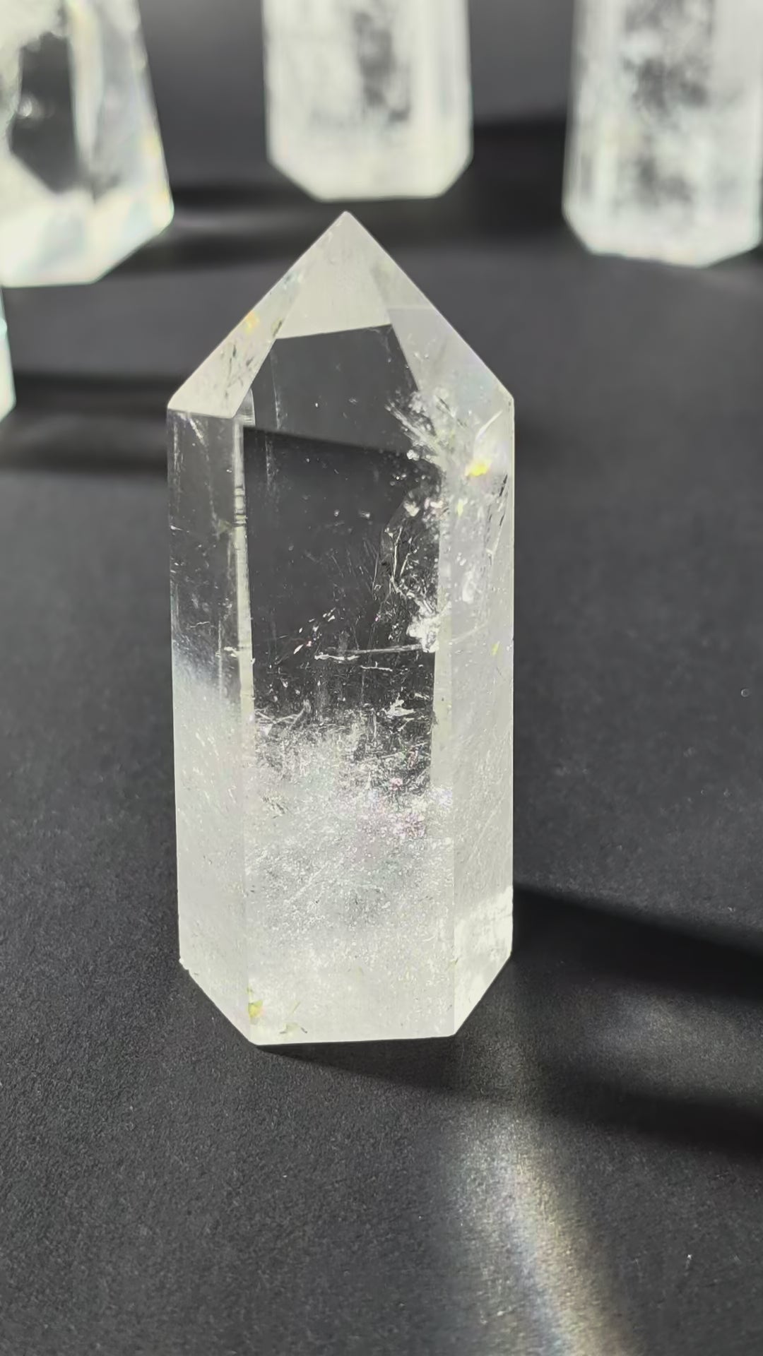 Gruppe von klaren Bergkristall Spitzen A+ Qualität, stehende Edelstein Obelisken aus Indien vor dunklem Hintergrund