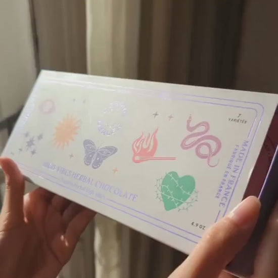 COSMIC DEALER Chakra Box mit 7 verschiedenen Nussbutter-Dunkelschokoladen.