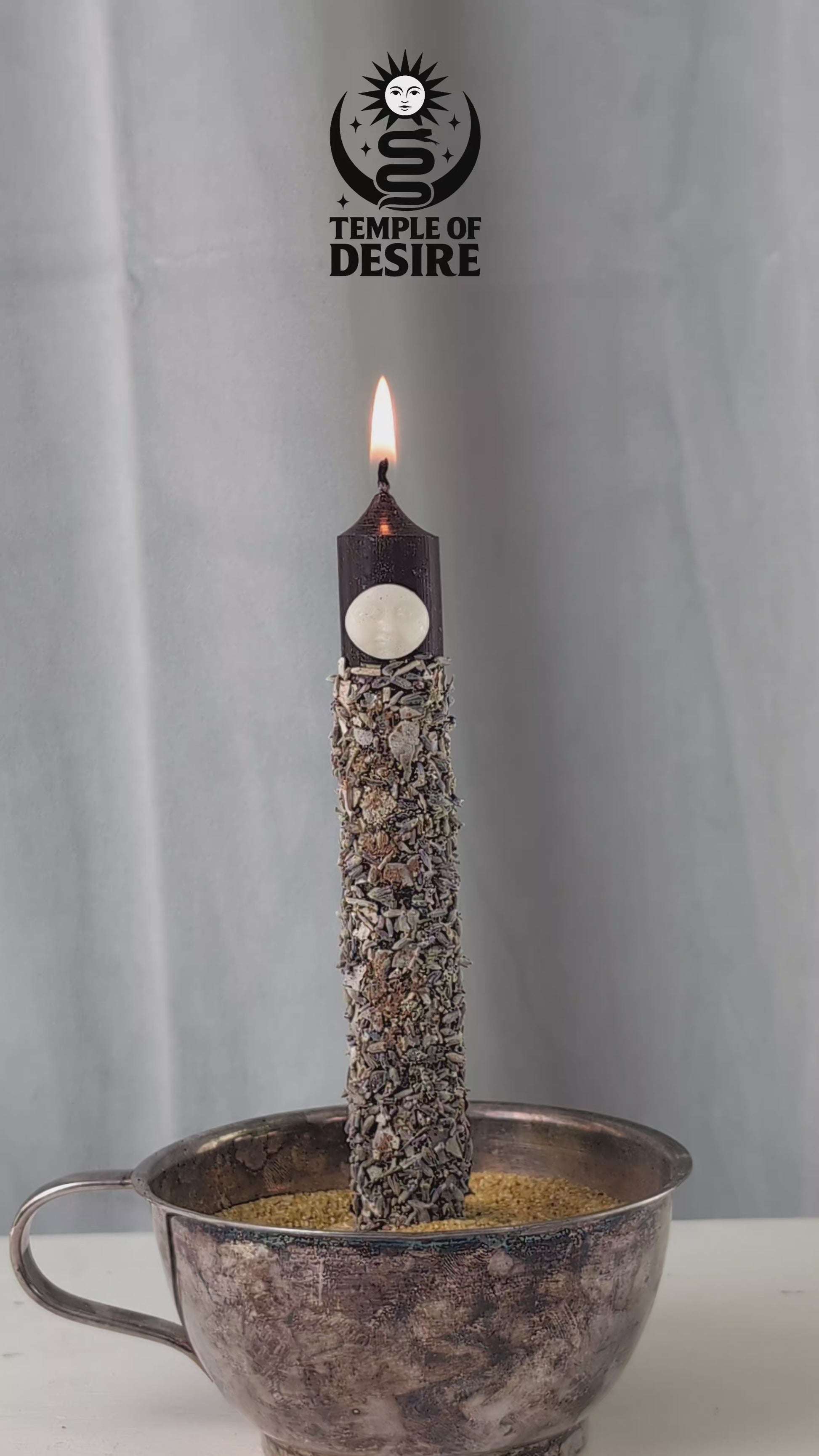 Handgegossene Vollmond Ritualkerze "Lunar Abundance" mit Kräutern in einem Glasgefäß.