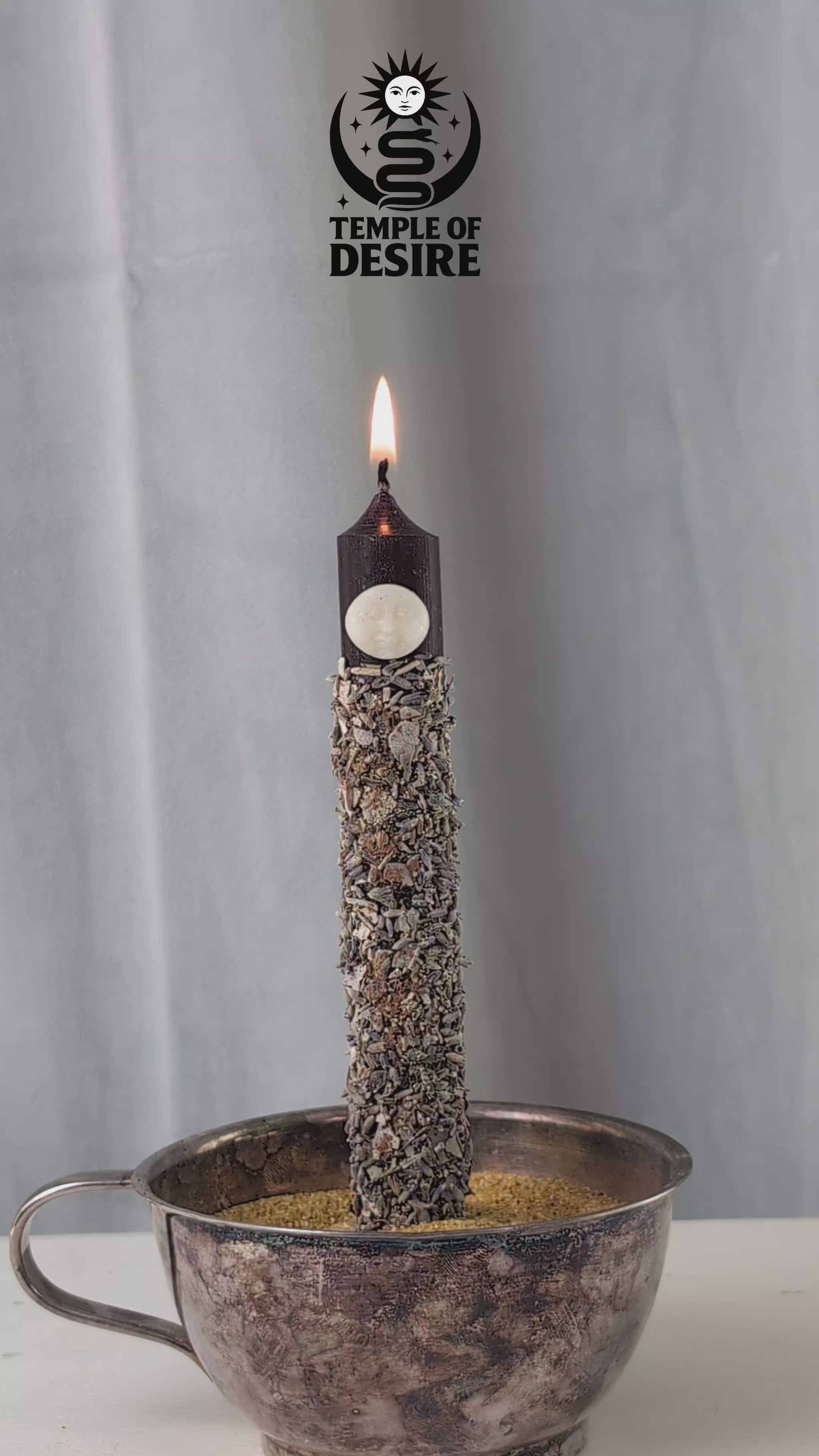 Handgegossene Vollmond Ritualkerze "Lunar Abundance" mit Kräutern in einem Glasgefäß.