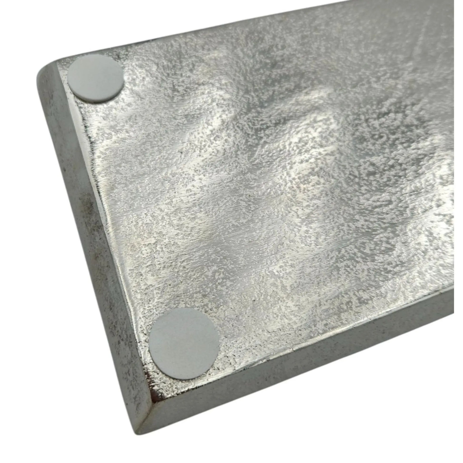 Kerzentablett aus Metall mit Deko-Objekten auf einem Sideboard
