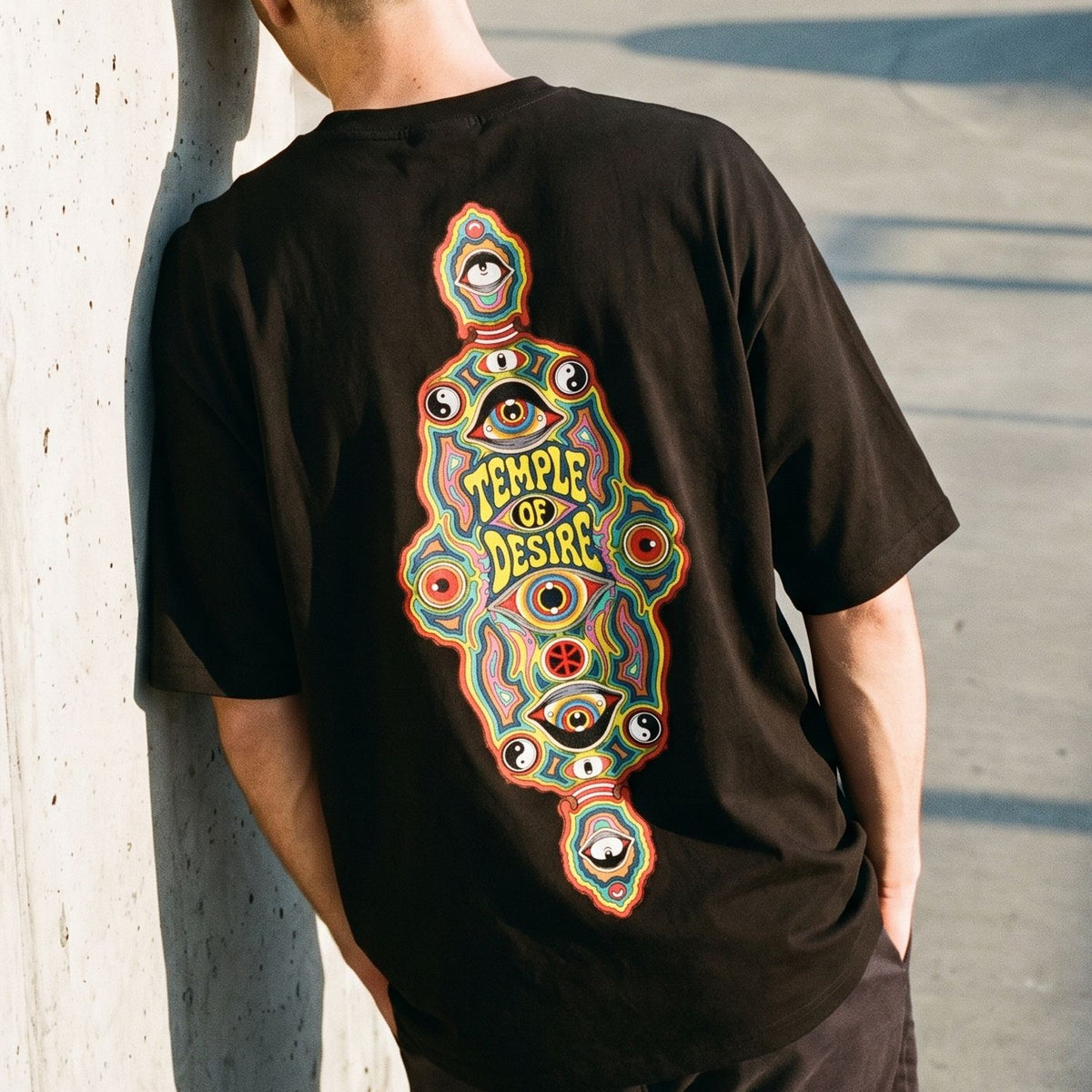 Tausendauge: Rückenprint auf Oversized-T-Shirt in der Nahansicht
