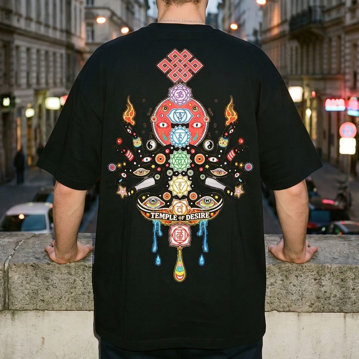 Tausendauge: Rückenprint auf Oversized-T-Shirt in der Nahansicht