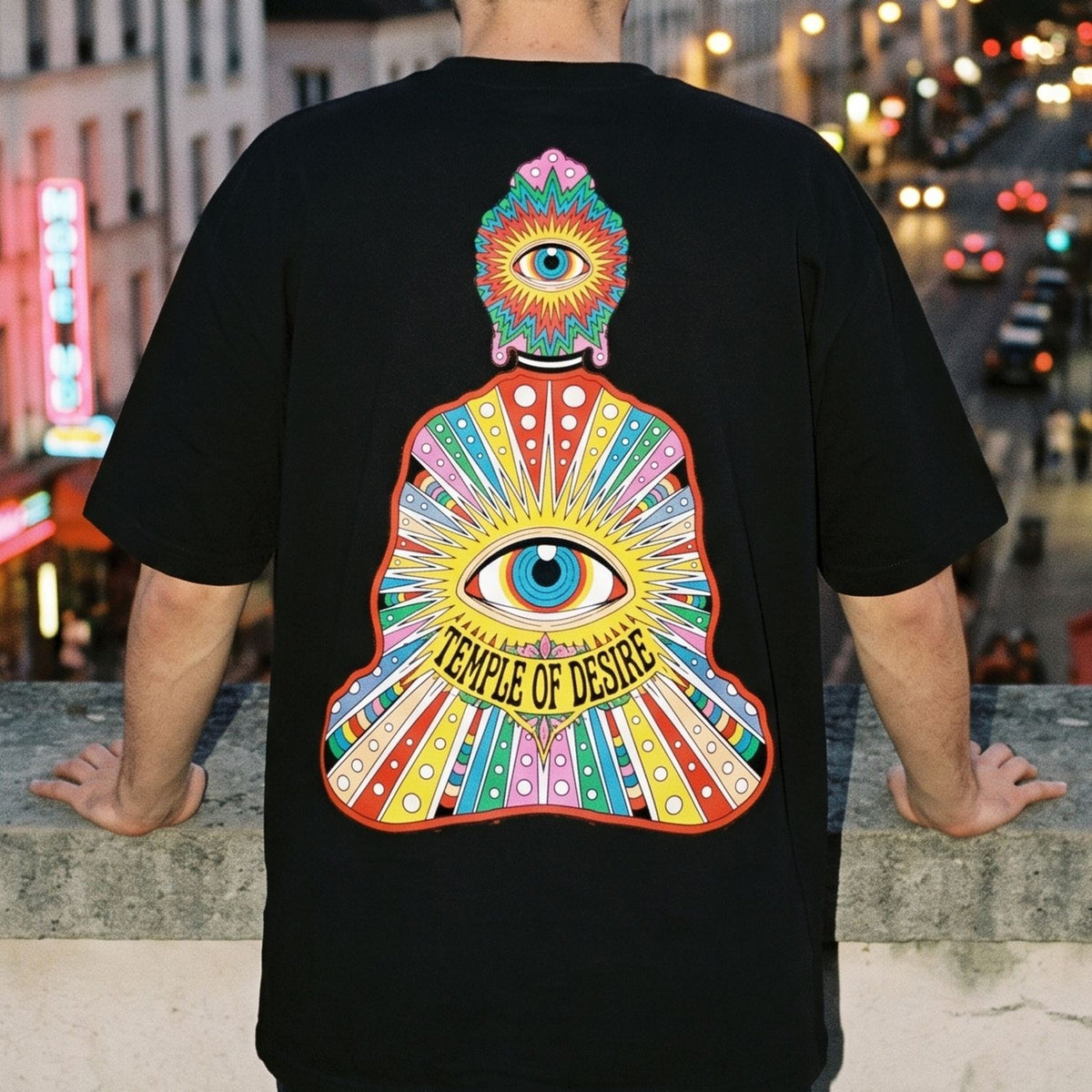 Tausendauge: Rückenprint auf Oversized-T-Shirt in der Nahansicht