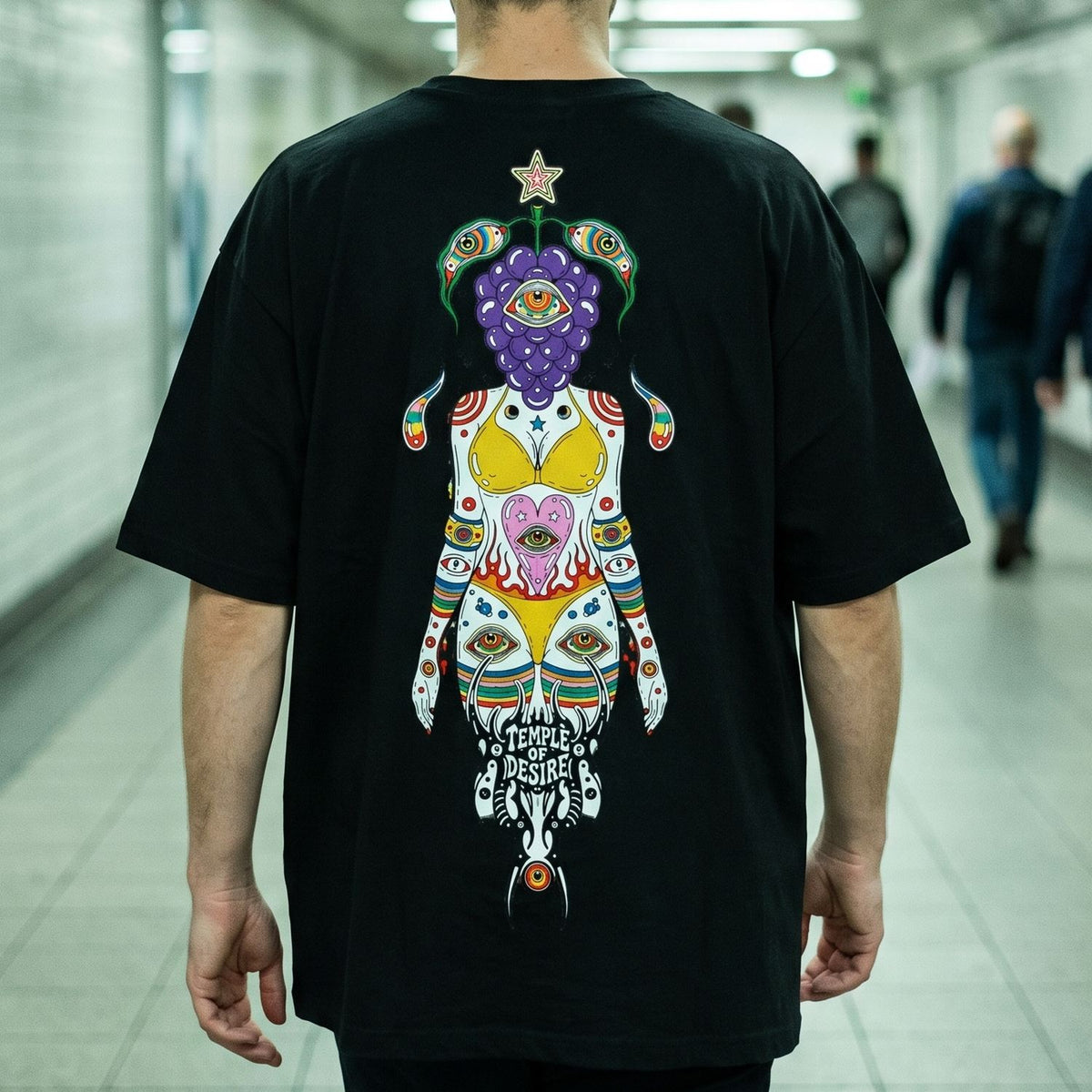 Tausendauge: Rückenprint auf Oversized-T-Shirt in der Nahansicht
