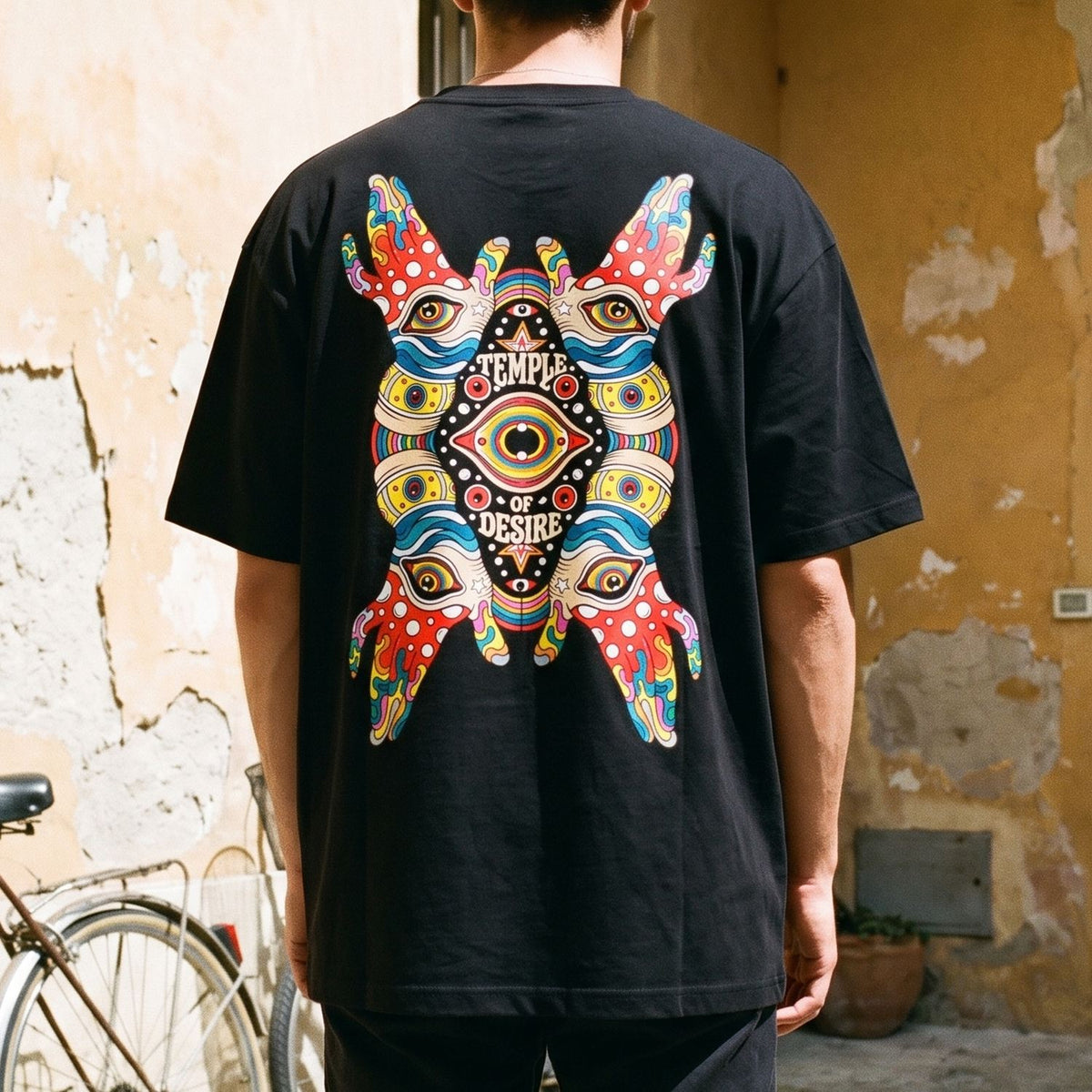 Tausendauge: Rückenprint auf Oversized-T-Shirt in der Nahansicht