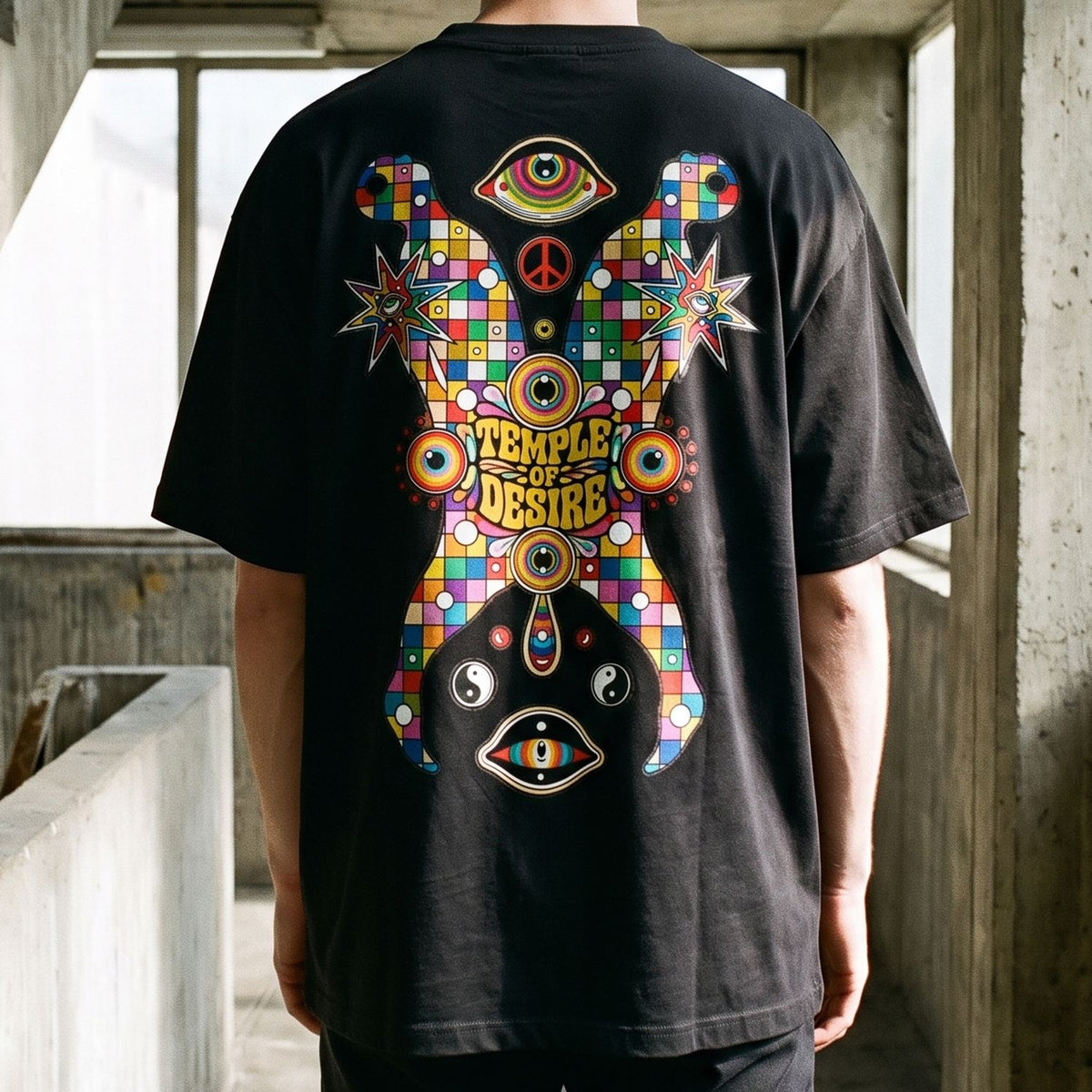 Tausendauge: Rückenprint auf Oversized-T-Shirt in der Nahansicht