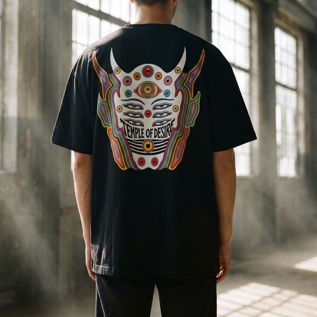 Tausendauge: Rückenprint auf Oversized-T-Shirt in der Nahansicht