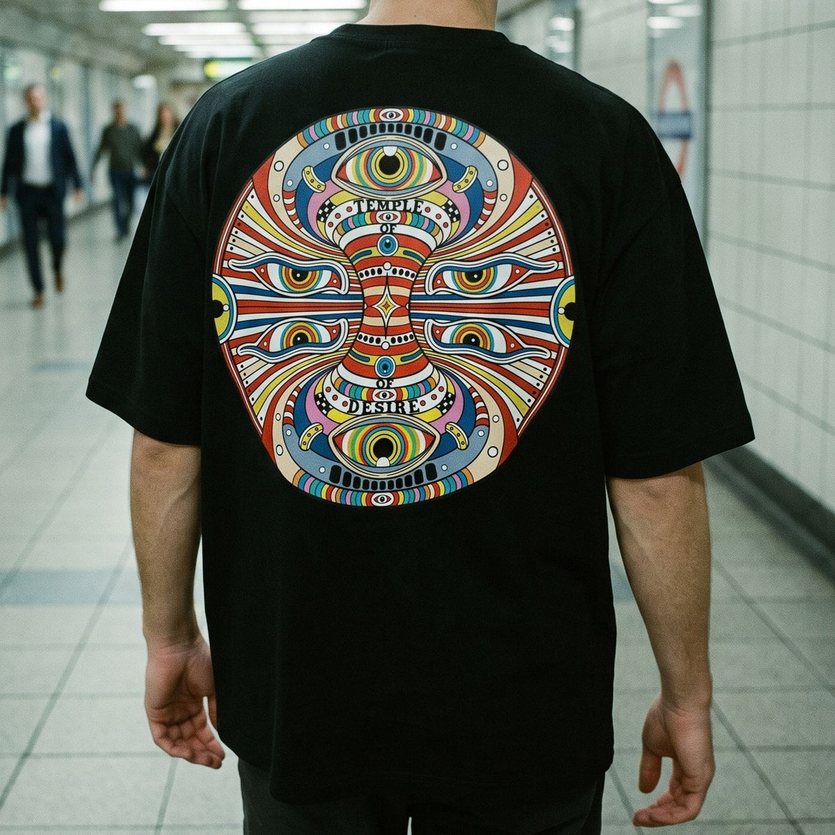 Tausendauge: Rückenprint auf Oversized-T-Shirt in der Nahansicht