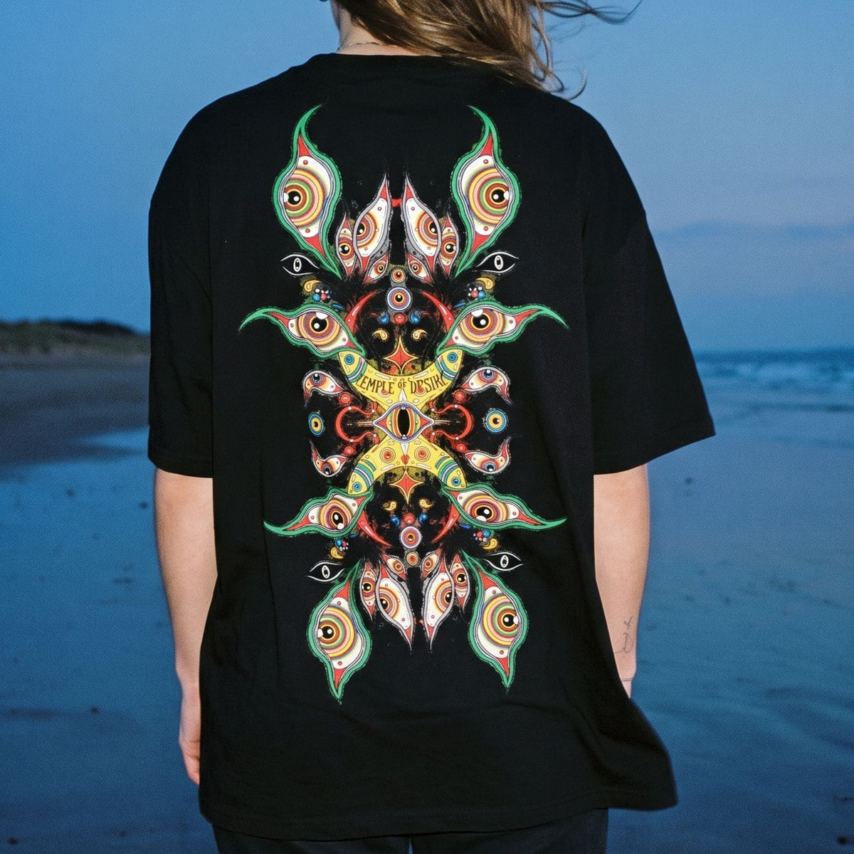Tausendauge: Rückenprint auf Oversized-T-Shirt in der Nahansicht