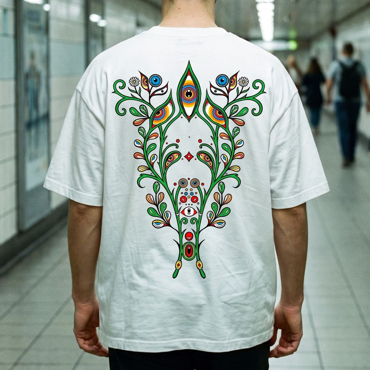 Tausendauge: Rückenprint auf Oversized-T-Shirt in der Nahansicht