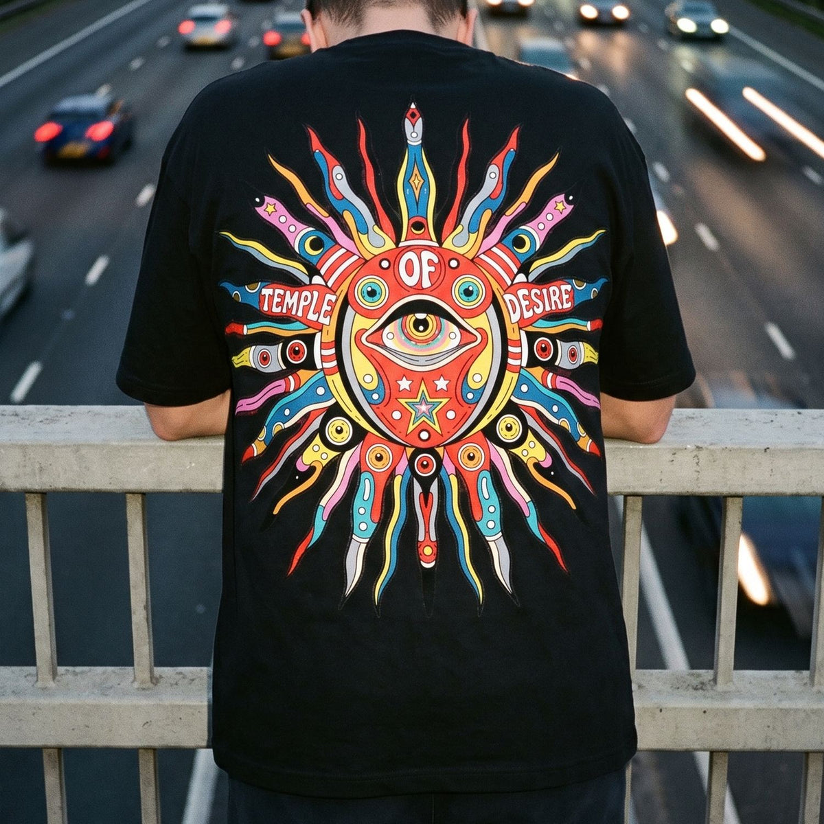 Tausendauge: Rückenprint auf Oversized-T-Shirt in der Nahansicht