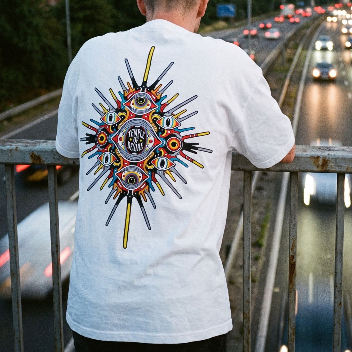 Tausendauge: Rückenprint auf Oversized-T-Shirt in der Nahansicht