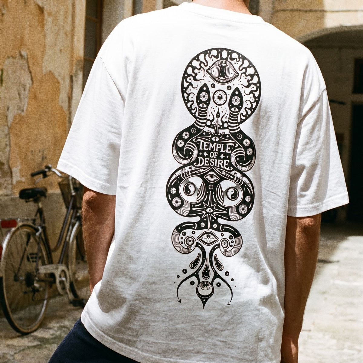Tausendauge: Rückenprint auf Oversized-T-Shirt in der Nahansicht