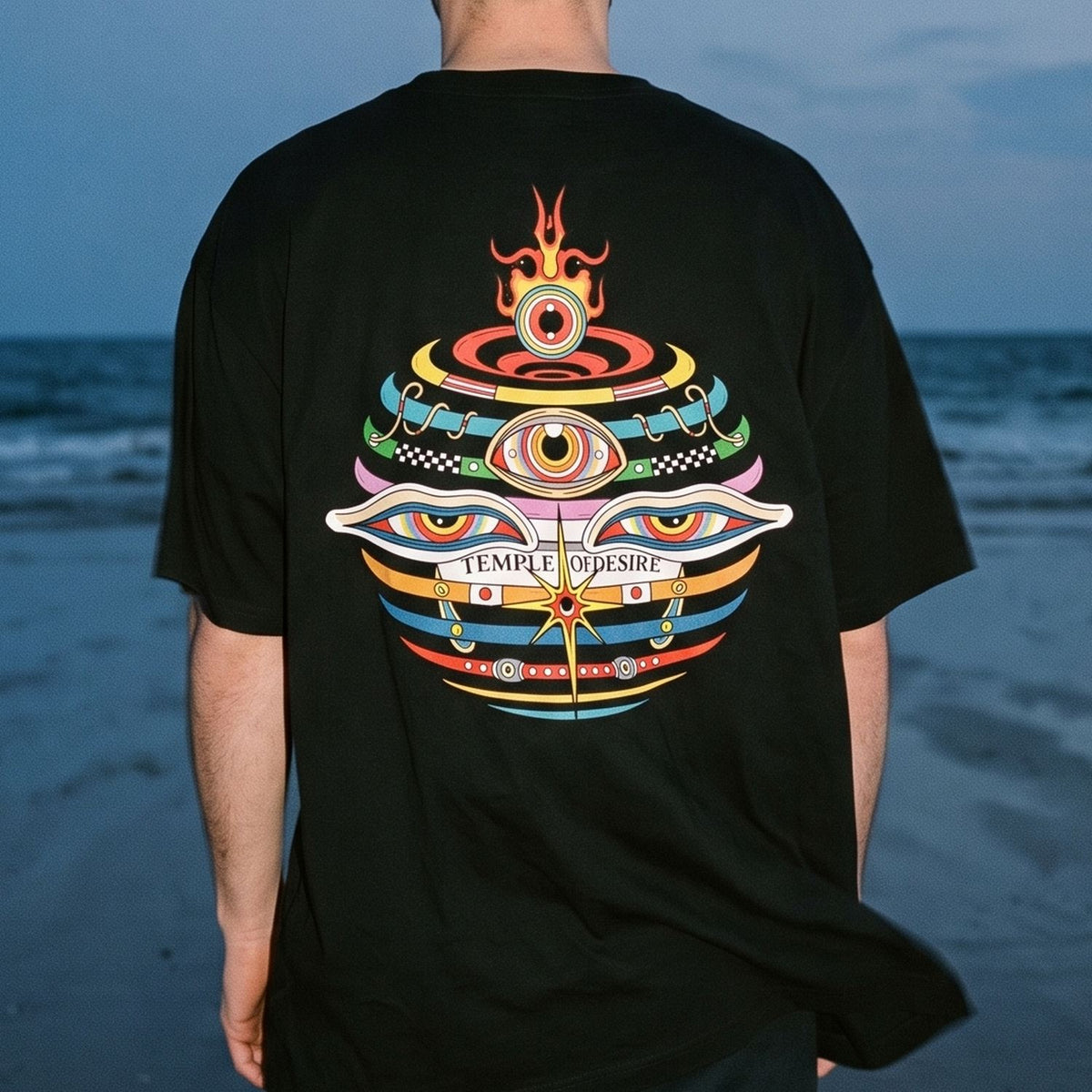 Tausendauge: Rückenprint auf Oversized-T-Shirt in der Nahansicht