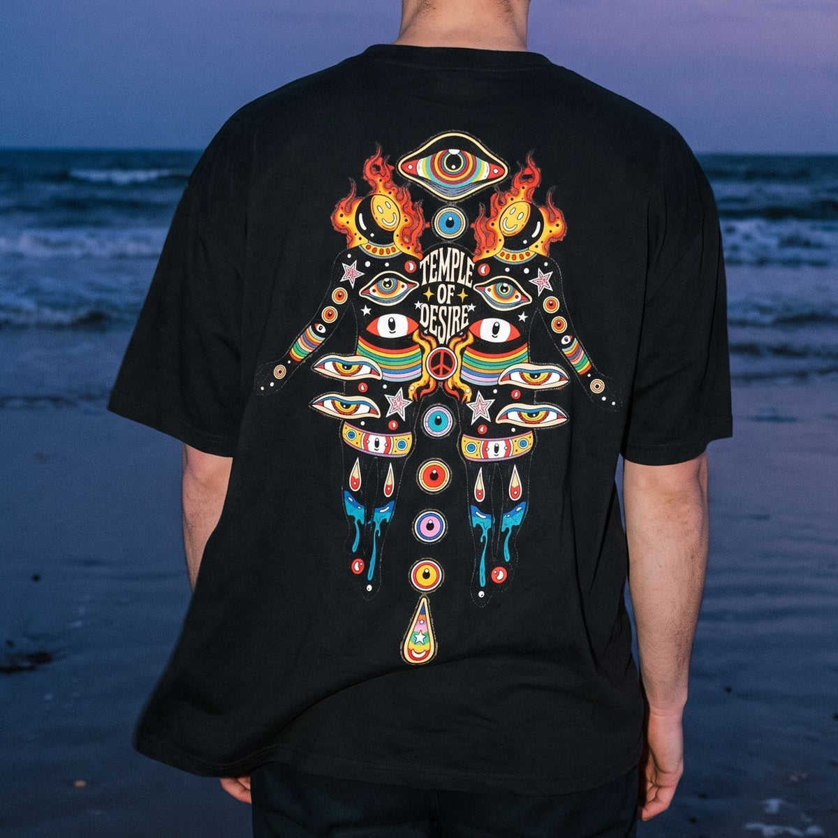 Tausendauge: Rückenprint auf Oversized-T-Shirt in der Nahansicht