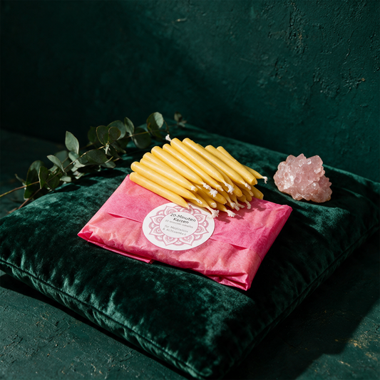 20-Minuten-Kerzen Nachfüllpackung | 15 oder 30 Ritual-Kerzen – Produktansicht vor tiefem Smaragdgrün