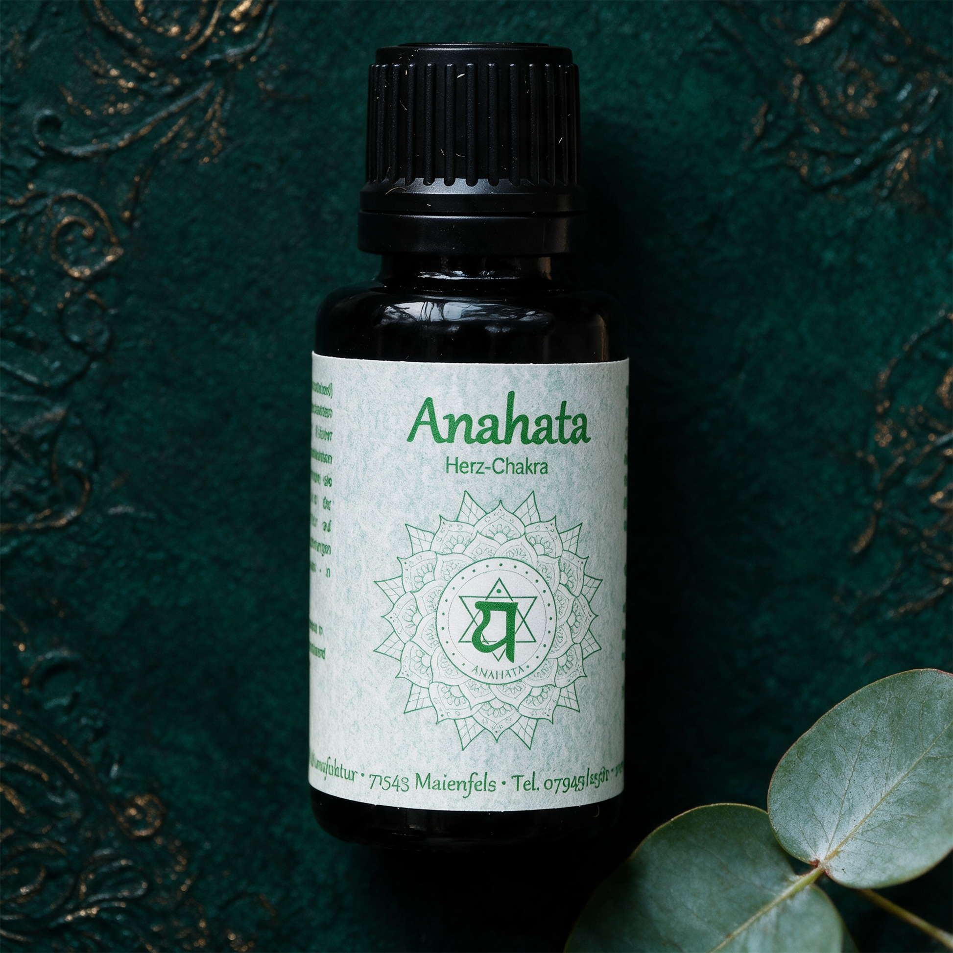 Anahata Chakraöl frontal vor tiefgrünem Hintergrund