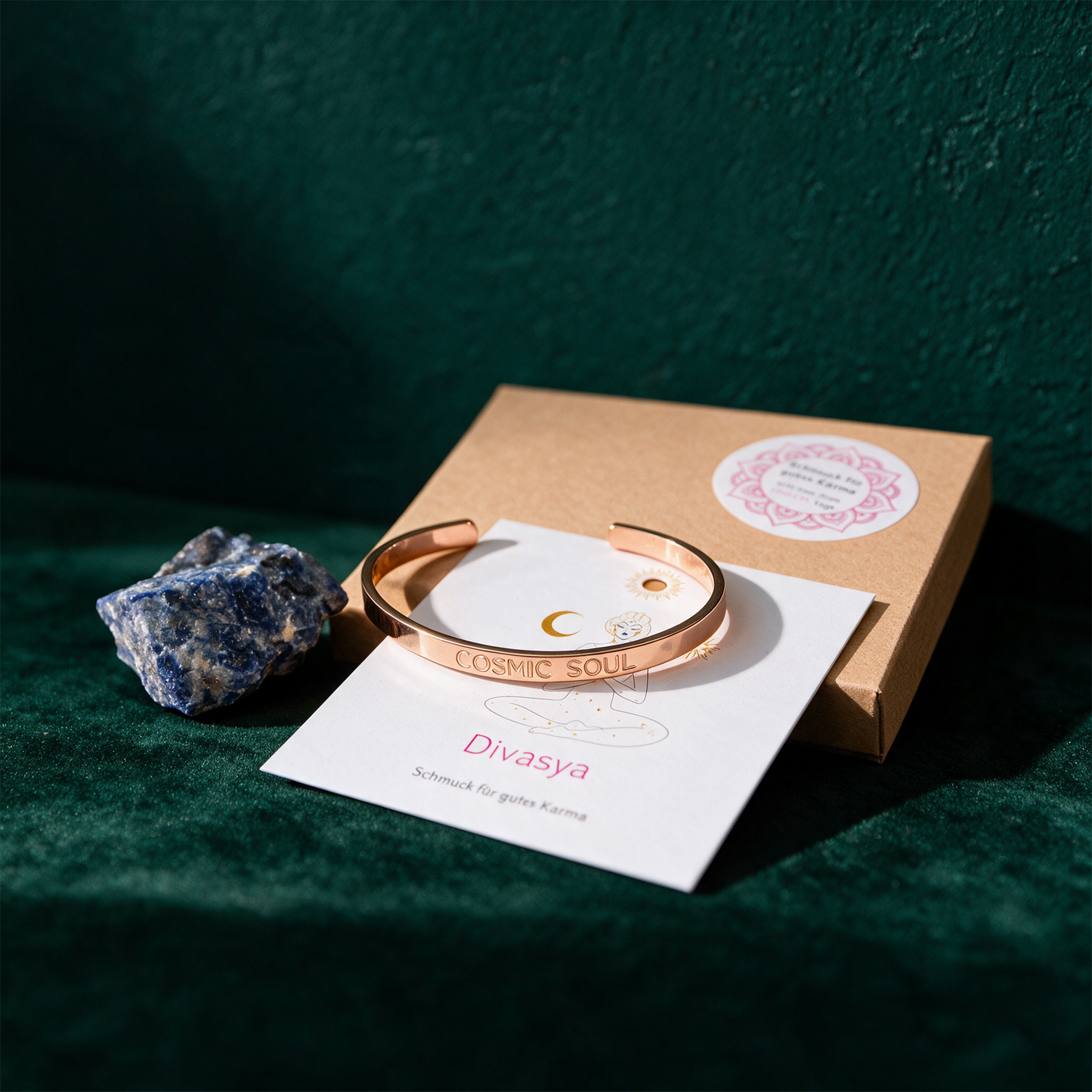 Armreif 'Cosmic Soul' | Rosé vergoldet mit Gravur – Produktansicht vor tiefem Smaragdgrün