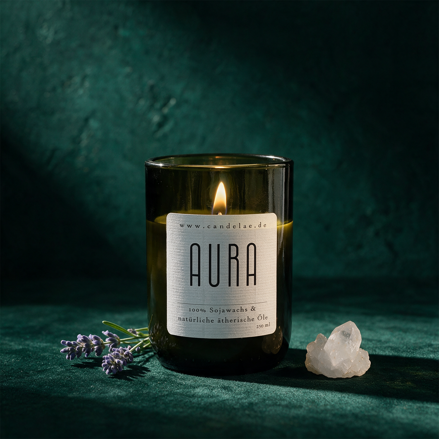 AURA Duftkerze | Lavendel, Bergamotte & Ylang Ylang für innere Balance – Produktansicht vor tiefem Smaragdgrün