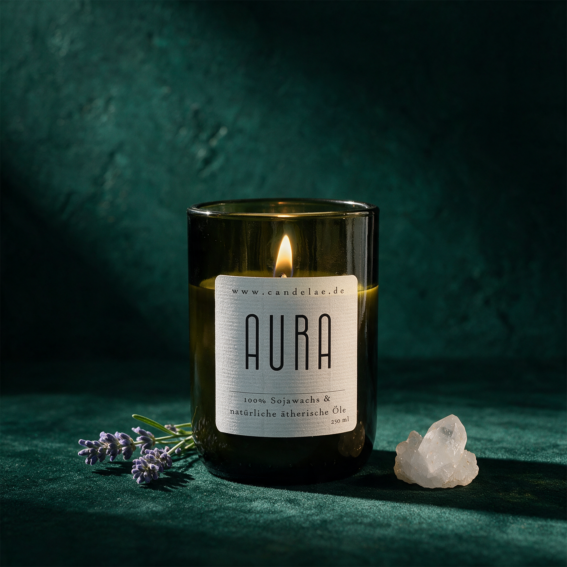 AURA Duftkerze | Lavendel, Bergamotte & Ylang Ylang für innere Balance – Produktansicht vor tiefem Smaragdgrün