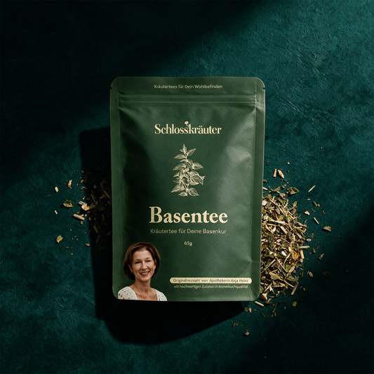 Basentee – Produktansicht vor tiefem Smaragdgrün