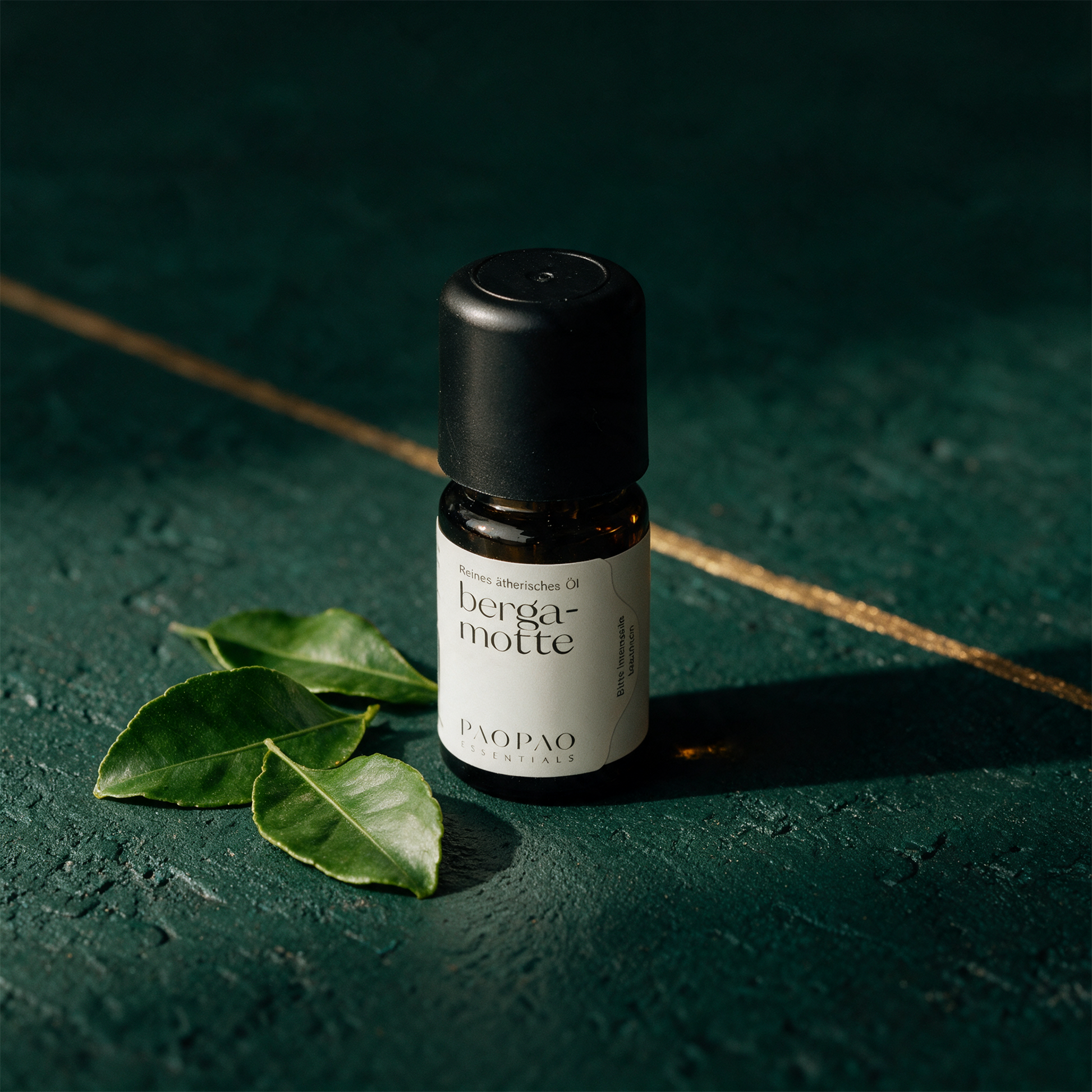 Bergamotte Öl 5ml | 100% ätherisches Öl aus Italien – Produktansicht vor tiefem Smaragdgrün