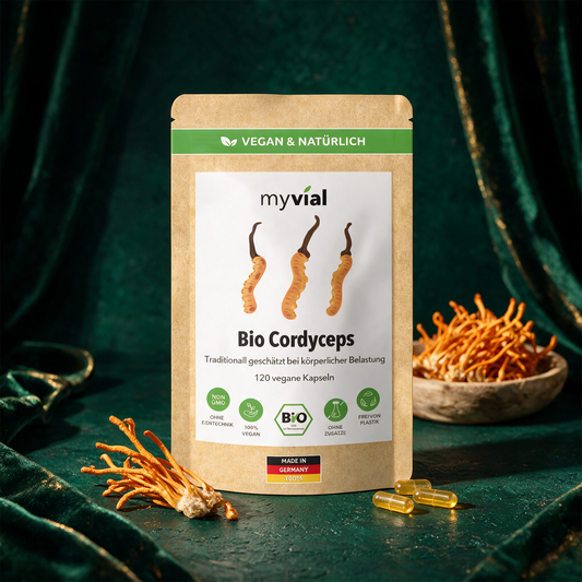 Bio Cordyceps Kapseln | Vitalpilz für Energie & aktive Tage – Anwendung vor tiefem Smaragdgrün