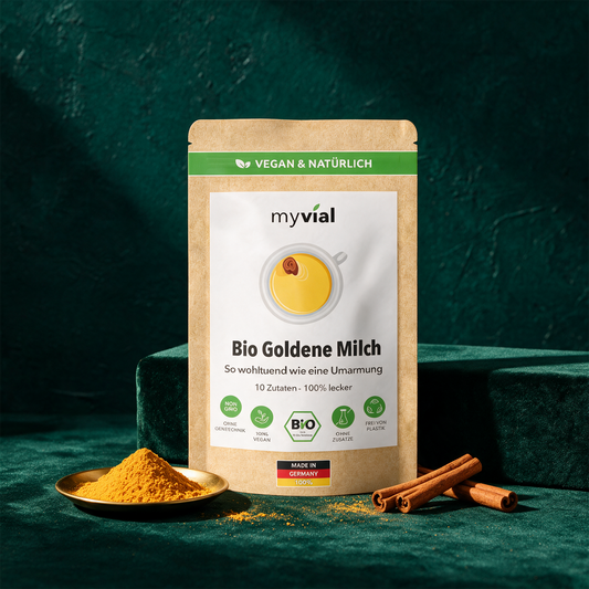 Bio Goldene Milch Latte | 10 ayurvedische Zutaten mit Kurkuma – Produktansicht vor tiefem Smaragdgrün