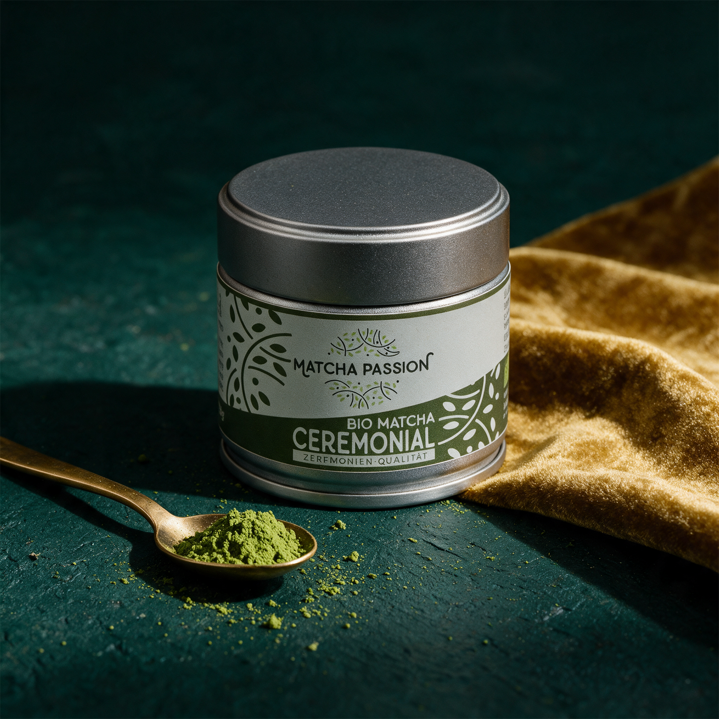 Bio Matcha Ceremonial 30 g Dose vor tiefem Smaragdgrün