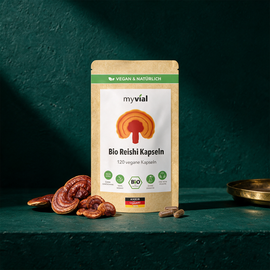 Bio Reishi Kapseln | Vitalpilz aus Fruchtkörper für ruhige Abende – Anwendung vor tiefem Smaragdgrün