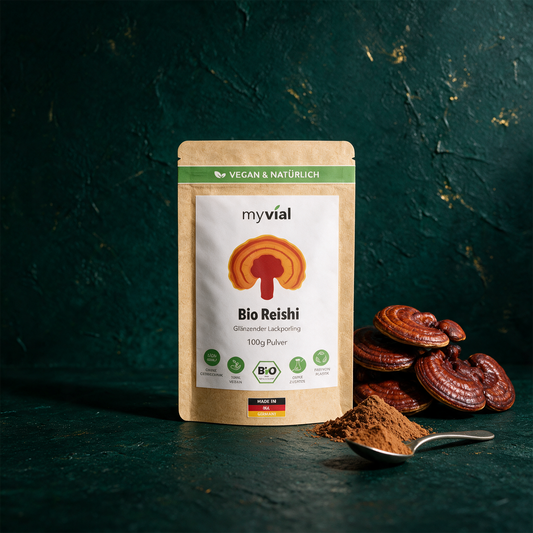 Bio Reishi Pulver | Ganzer Fruchtkörper aus kontrolliert biologischem Anbau – Anwendung vor tiefem Smaragdgrün