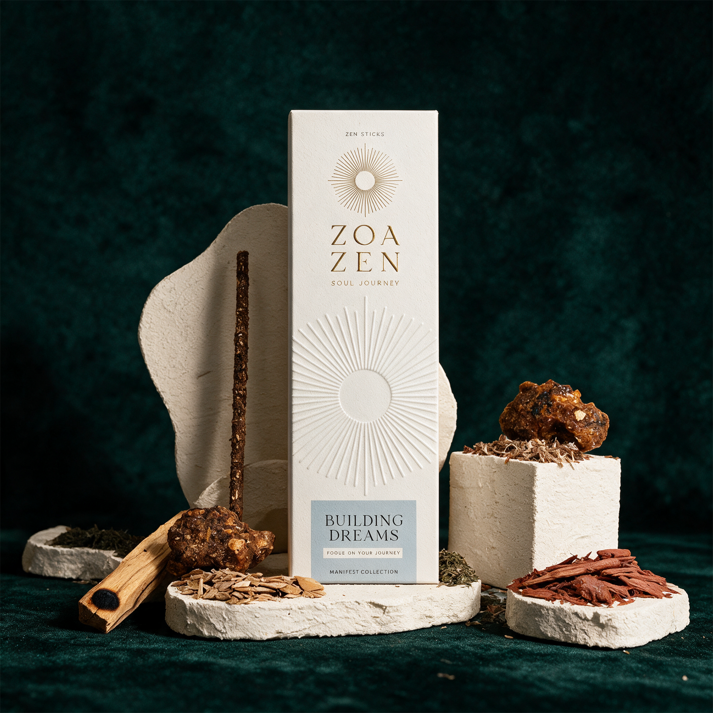 Building Dreams Zen Sticks | Palo Santo Räucherstäbchen von ZoaZen – Produktansicht vor tiefem Smaragdgrün